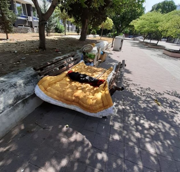 Бездомна жена окупира пейки в Пазарджик. Може ли да ѝ се помогне?