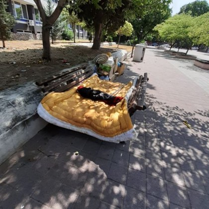 Бездомна жена живее по улиците в Пазарджик Мъж улови в