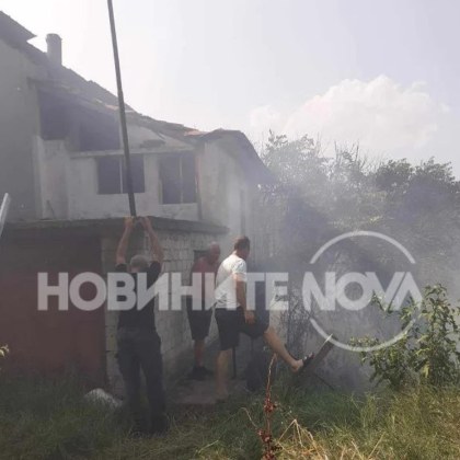 Огнен ад в пловдивско село! Изгоряха три коли и микробус