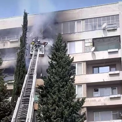 Голям пожар гори в жилищен блок в Сливен Огънят е пламнал