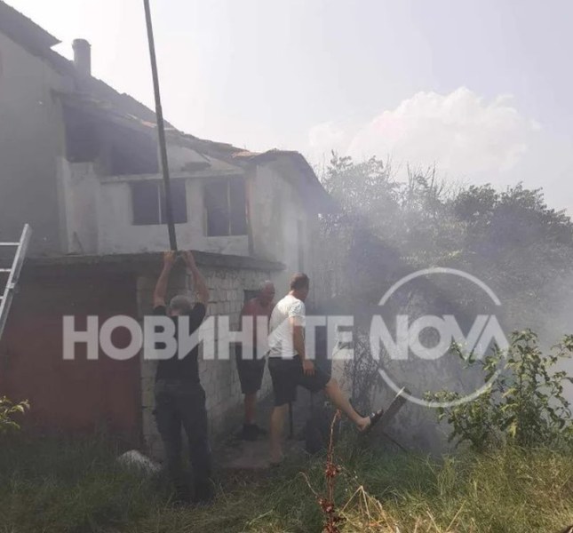 Огнен ад в пловдивско село! Изгоряха три коли и микробус