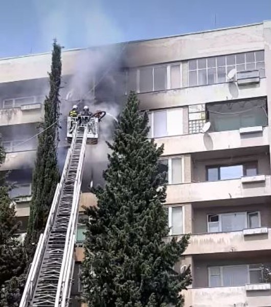Голям пожар гори в жилищен блок в Сливен.Огънят е пламнал