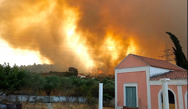 Пожарът на о-в Родос - над 30 хил. души са евакуирани
