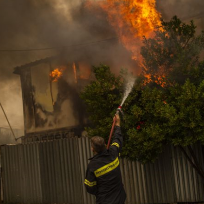 Гърция остава в плен на унищожителни горски пожари Тази нощ