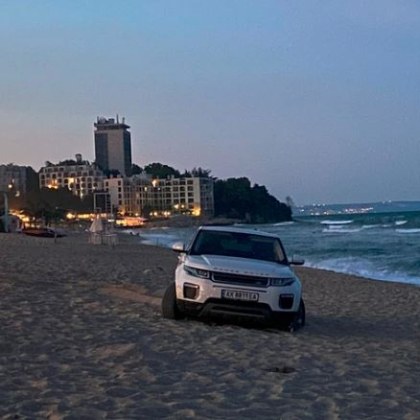 Бял джип Range Rover е затънал в пясъка на плажа