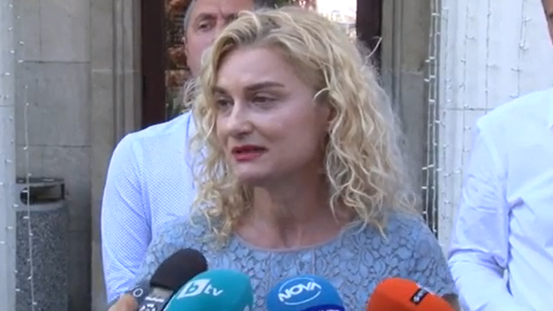 Министър Динкова: Темата с искането на оставки се изтърка ВИДЕО