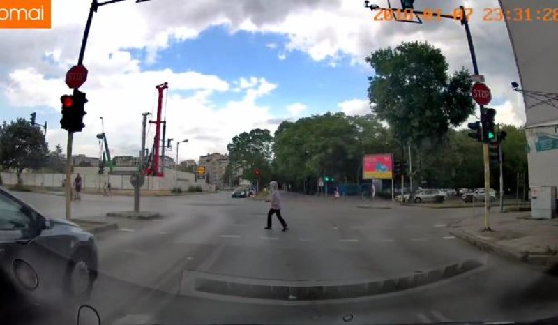 Жена тръгна да пресича на червено, размина се на косъм  ВИДЕО