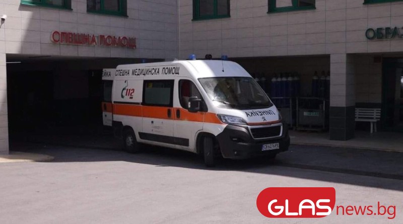 Кола се блъсна в билборд в Пловдив, двама пострадаха