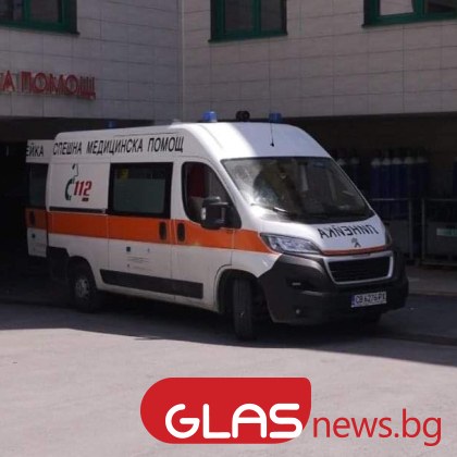 Кола се блъсна в билборд в Пловдив, двама пострадаха