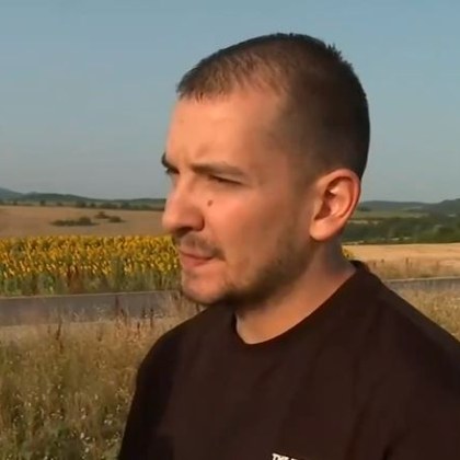 Шофьор спря, за да помогне на закъсали мъже, те го пребиха