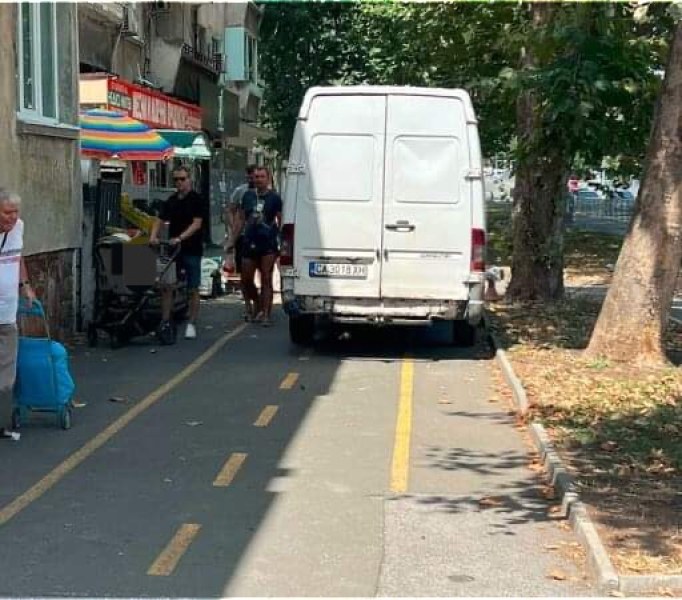 Шофьор с бус спря върху тротоар, получи акт за минути