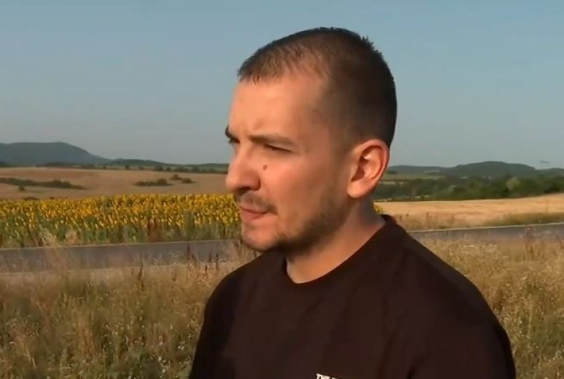 Шофьор спря, за да помогне на закъсали мъже, те го пребиха