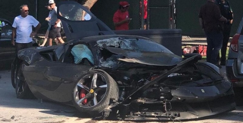 Скъп суперавтомобил Ferrari се размаза при инцидент ВИДЕО