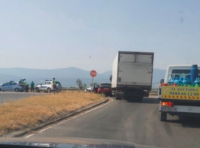 Катастрофа затруднява движението на пътния възел на пътя Пловдив –