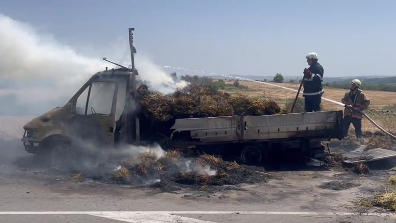 Камион със слама се запали в движение и изгоря край