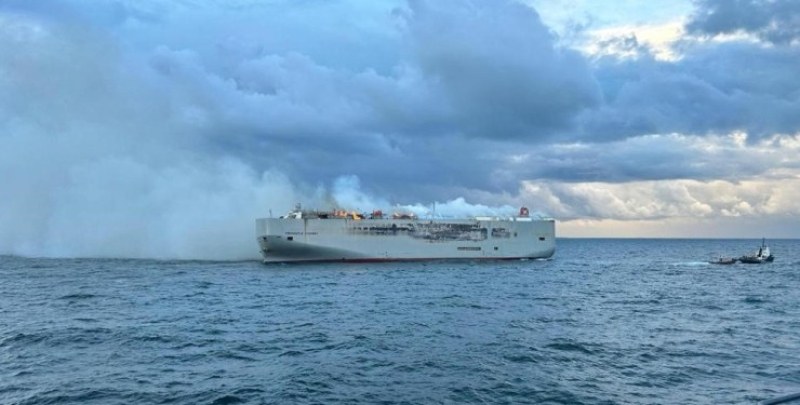 Кораб с хиляди коли на борда изгоря край бреговете на Нидерландия ВИДЕО
