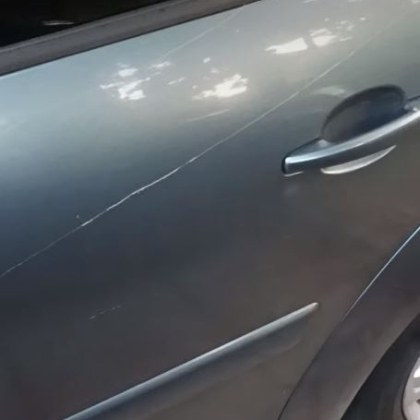 Собственик на лек автомобил откри возилото си надрано С остър