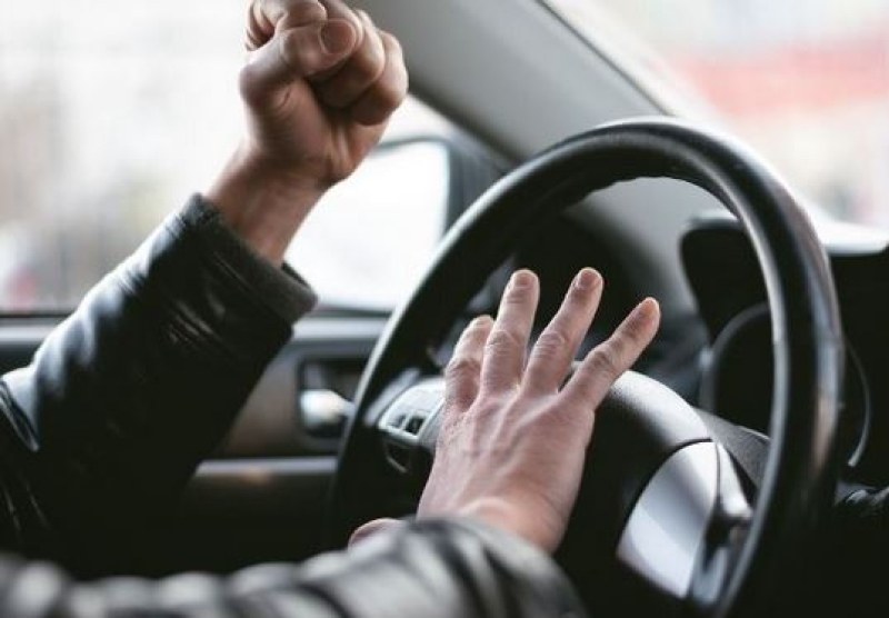 Агресия на пътя: Шофьор удари с камък в главата жена