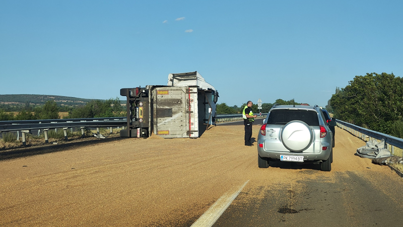 Камион, натоварен с жито, се е обърнал на автомагистрала Тракия,