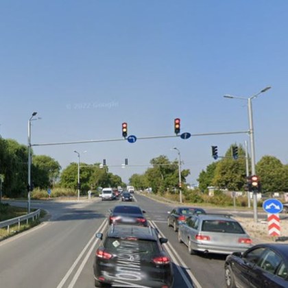 Автобус се вряза в светофар, движението по Околовръстното е затруднено