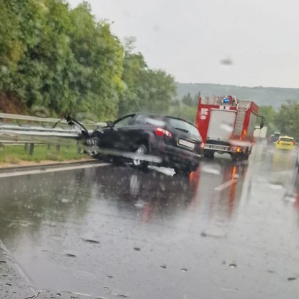 Кола катастрофира по рано днес на АМ Черно море Автомобилът е