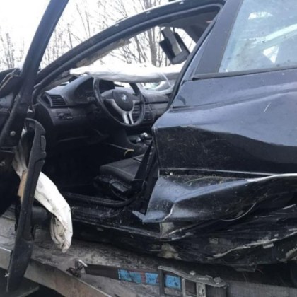 Шофьор се вряза в дърво, има жертва