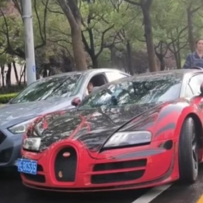 В китайската провинция Дзянсу хиперавтомобилът Bugatti Veyron Grand Sport и
