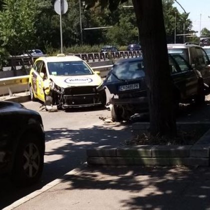 Такси помете четири коли в София СНИМКА