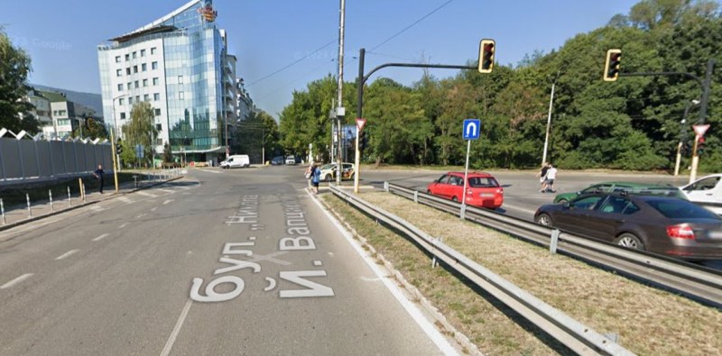 Притеснително! Гол мъж тича по булевард в София