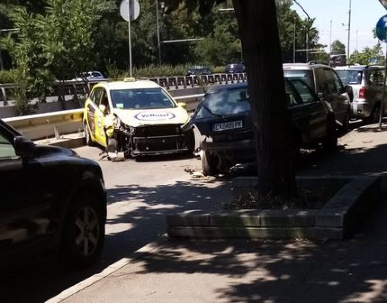 Тежък пътен инцидент е станал днес в София. За това