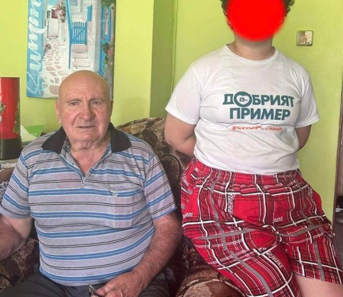 Възрастен мъж се грижи съвсем сам за своята внучка. 82-годишният