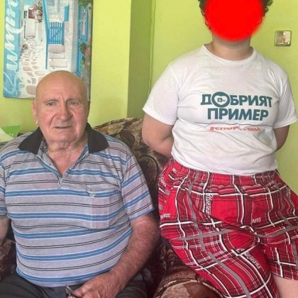 Възрастен мъж се грижи съвсем сам за своята внучка 82 годишният
