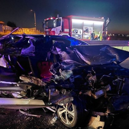 Първи снимки показват тежката катастрофа между кола и камион край