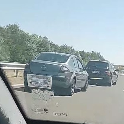 Два леки автомобила са заснети да се теглят на автомагистрала