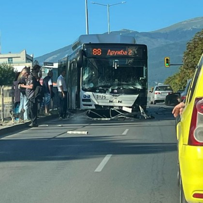 Автобус от градския транспорт в София катастрофира Инцидентът стана тази