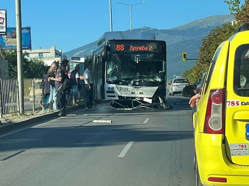Автобус от градския транспорт в София катастрофира. Инцидентът стана тази