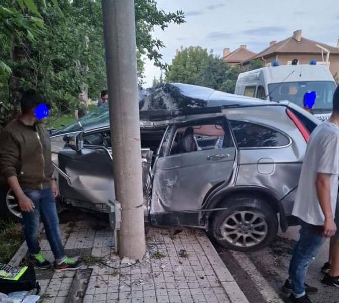 18-годишен шофьор се вряза в стълб, вадиха го пожарникари
