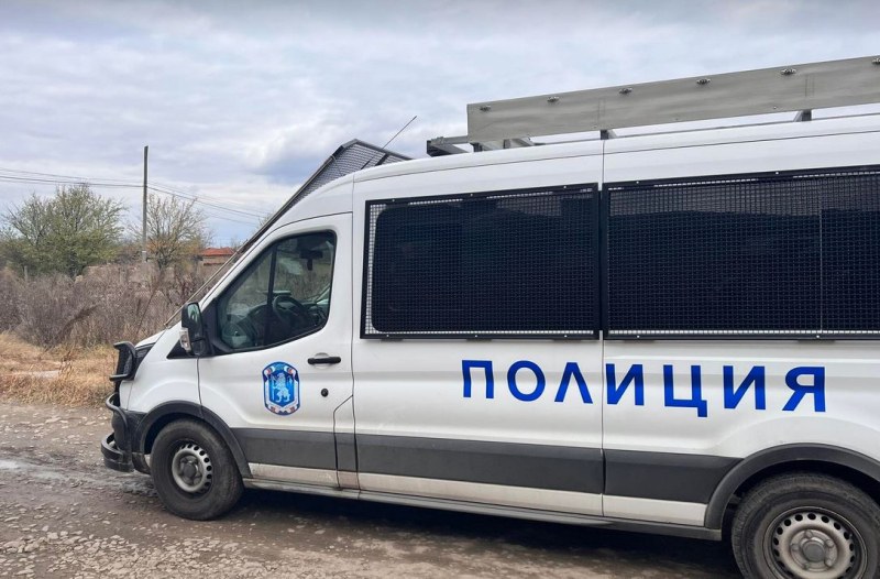 Мъж опита да открадне пистолета на полицай