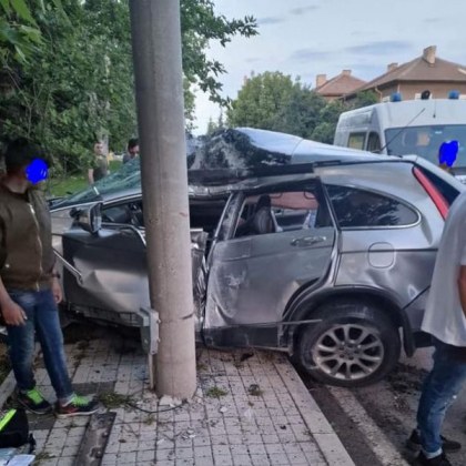 18-годишен шофьор се вряза в стълб, вадиха го пожарникари