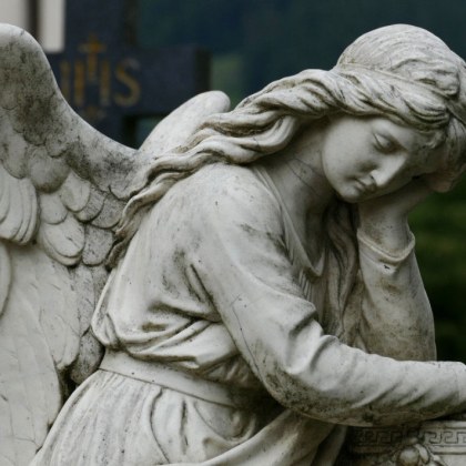 В сравнение с дявола ангелите се ползват с по голямо доверие