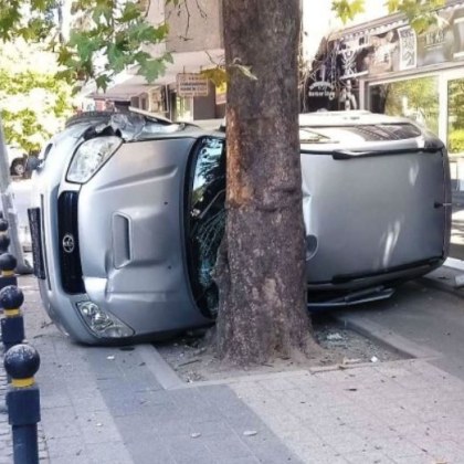 Джип се вряза в дърво пред полицейско управление, пречупен е стълб СНИМКА