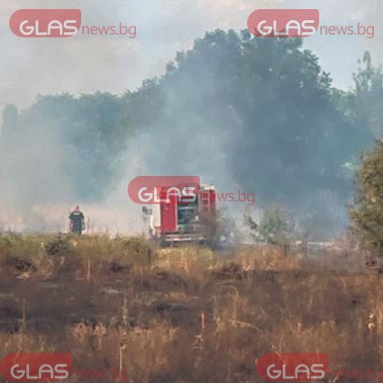 Пожар е избухнал срещу двореца Кричим Горят селскостопанска постройка и сухи