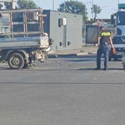 Катастрофа затруднява движението в Пловдив Блъснали са се товарен автомобил