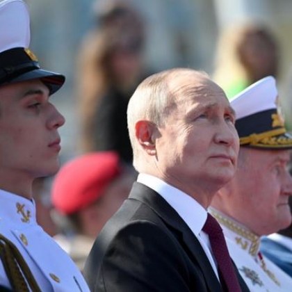 Руският президент Владимир Путин прие днес парад на бойни кораби