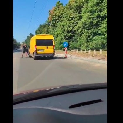 Шофьор слезе от колата, блъска по бус - набра се на прозореца ВИДЕО