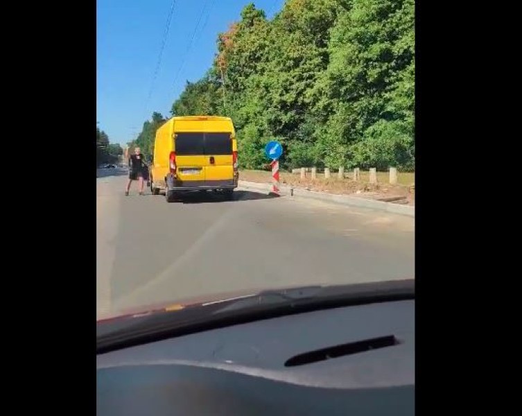 Шофьор слезе от колата, блъска по бус - набра се на прозореца  ВИДЕО