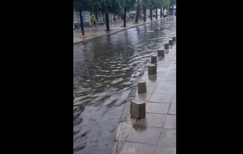 Дъжд се изсипа над наш курорт, улици се превърнаха в реки ВИДЕО