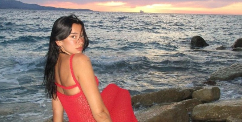 Дуа Липа показа идеалната червена ваканционна рокля СНИМКИ