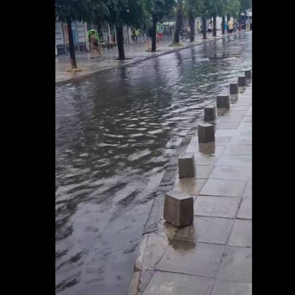 Дъжд се изсипа над наш курорт, улици се превърнаха в реки ВИДЕО