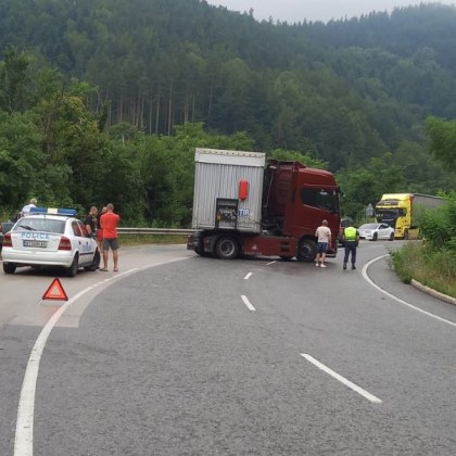 Пътен инцидент блокира Прохода на Републиката Камион и лека кола